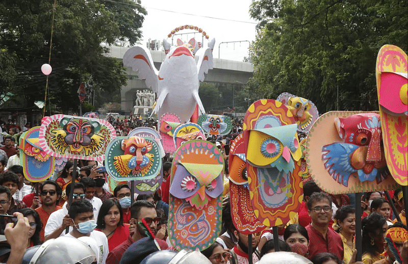 উৎসবপ্রিয় মানুষ এই বৈশাখের প্রাকৃতিক রুদ্র রূপ আর সামাজিক বিভাজনের খরতাপকে বুড়ো আঙুল দেখিয়ে উৎসবের আনন্দে মেতে ওঠেন