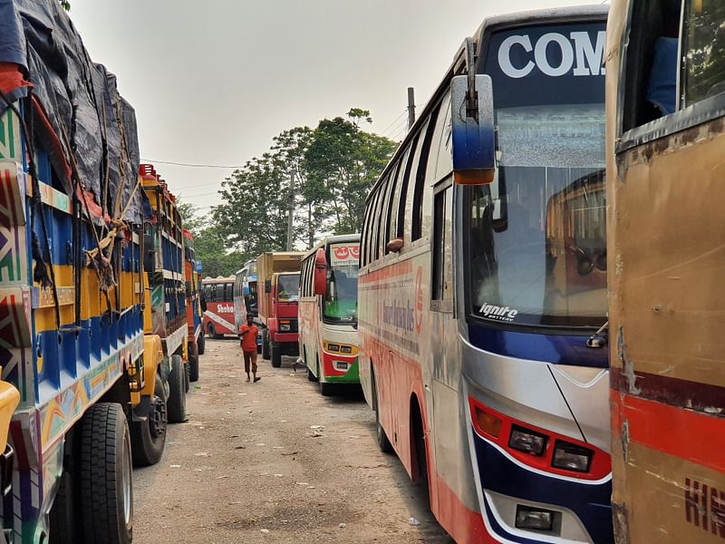 ফেরি স্বল্পতা ও অতিরিক্ত গাড়ির চাপে রাজবাড়ীর গোয়ালন্দ ঘাট এলাকায় ঢাকা-খুলনা মহাসড়কে গাড়ির লম্বা সারি তৈরি হয়েছে