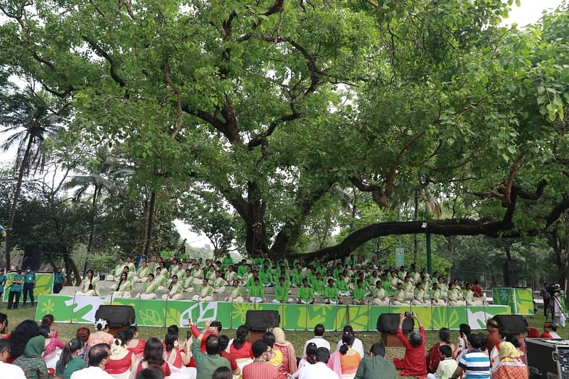 যন্ত্রবাদনের মধ্য দিয়ে সূচনা হয়েছে ছায়ানটের বর্ষবরণ ১৪২৯ এর অনুষ্ঠান