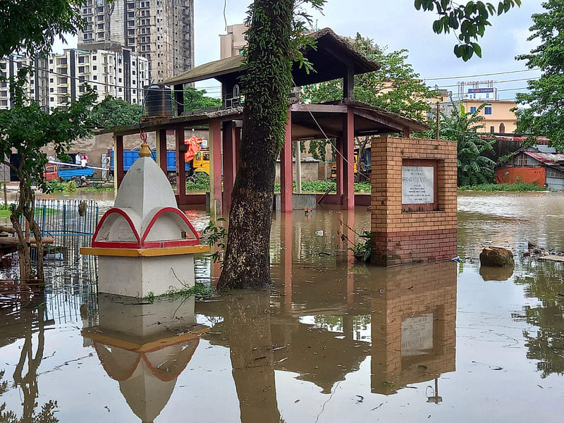 সিলেট নগরের চালিবন্দর এলাকার শ্রী শ্রী মহাশ্মশান বন্যার পানিতে তলিয়ে যাওয়ায় শবদাহ বন্ধ হয়ে পড়েছে। ছবিটি আজ মঙ্গলবার সকালে তোলা