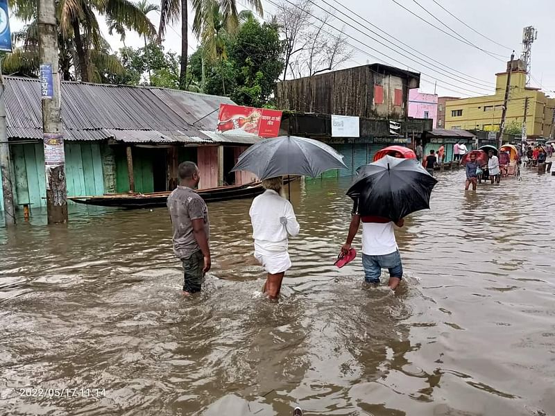 বন্যাকবলিত সুনামগঞ্জের ছাতক পৌর শহর। ছবিটি শহরের বাঘবাড়ি এলাকা থেকে মঙ্গলবার দুপুরে তোলা