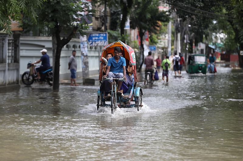 সিলেট নগরে বন্যার পানি কমতে শুরু করেছে। তবে এখনো নিচু এলাকার সড়কগুলোতে পানি রয়েছে। রোববার সকালে নগরের শাহজালাল উপশহর এলাকায়