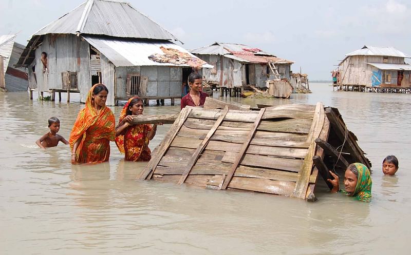 ঝড়ের দুই দিন পর বাড়ি ফিরে অবশিষ্ট আসবাব রক্ষার চেষ্টা করছে একটি পরিবার। বরগুনায় ২৭ মে ২০০৯ সালের