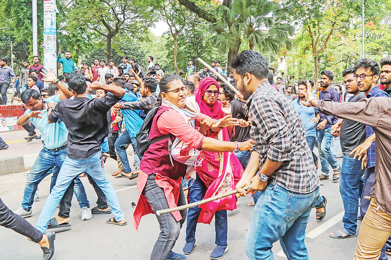 পূর্বঘোষিত কর্মসূচির অংশ হিসেবে ছাত্রদল ঢাকা মেডিকেলের সামনে থেকে মিছিল নিয়ে টিএসসি যাওয়ার সময় ছাত্রলীগের হামলা। কেন্দ্রীয় শহীদ মিনারের সামনে গত মঙ্গলবার তোলা