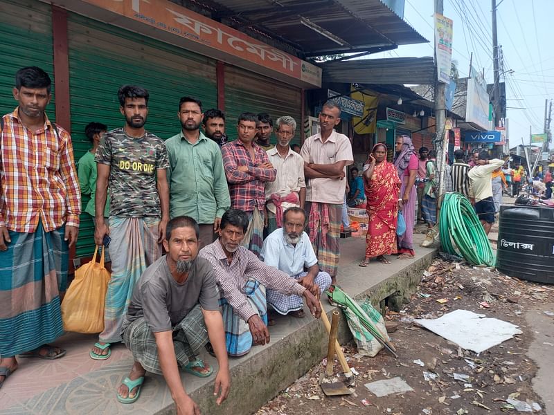 সুনামগঞ্জে শ্রমের হাটে বাড়ছে অভাবী মানুষের ভীড়। কাজের আশায় বসে আছেন লোকজন। ছবিটি পৌর শহরের কালীবাড়ি মোড় থেকে মঙ্গলবার সকালে তোলা