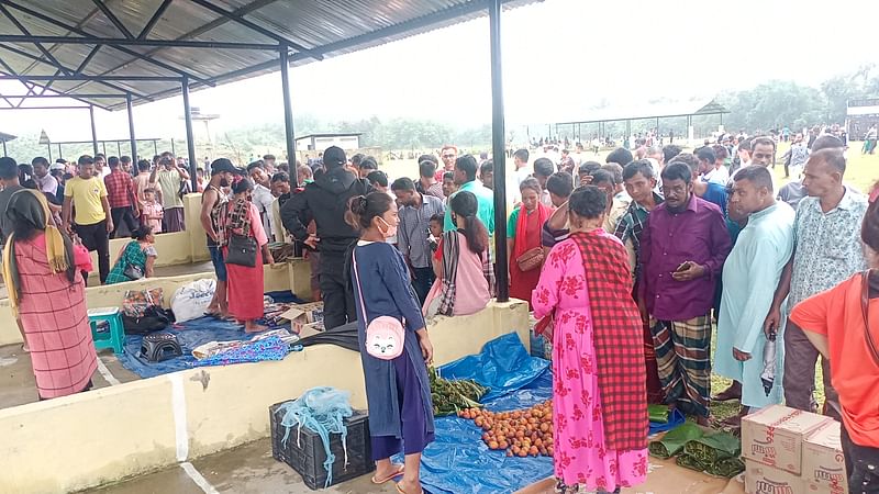 সুনামগঞ্জের দোয়ারাবাজারে চালু হওয়া নতুন সীমান্ত হাটে ক্রেতা-বিক্রেতাদের ভিড়। আজ সকালে