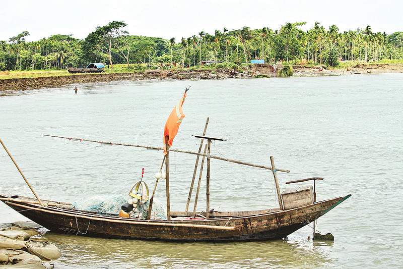 ভোলা সদরের রাজাপুর ইউনিয়নের জোড়খাল থেকে চর মোহাম্মাদ আলী পর্যন্ত প্রায় চার কিলোমিটারে ইলিশা নদীর তীব্র ভাঙন দেখা দিয়েছে। গত বুধবার