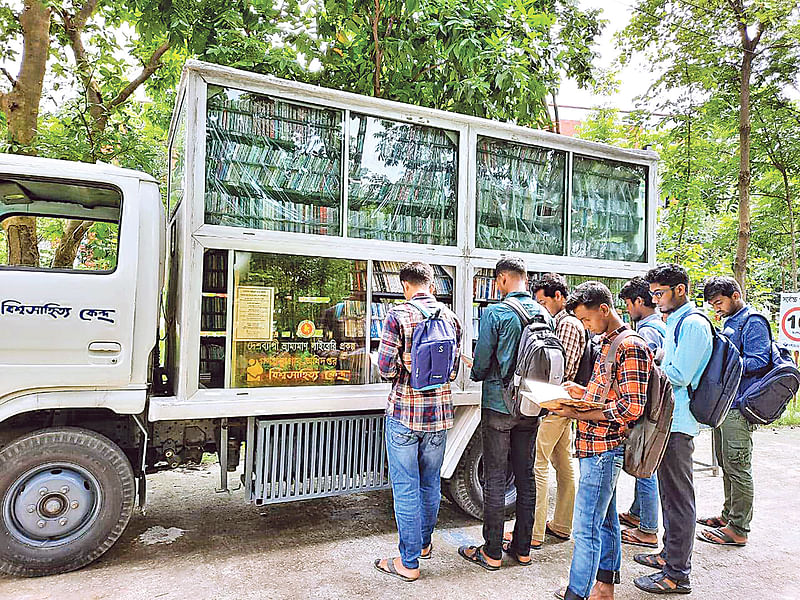 বিশ্বসাহিত্য কেন্দ্রের ভ্রাম্যমাণ লাইব্রেরির ঝিমিয়ে পড়া কার্যক্রম আবারও গতি ফিরে পেয়েছে। রংপুরের বেগম রোকেয়া বিশ্ববিদ্যালয় ক্যাম্পাসে গতকাল সকালে