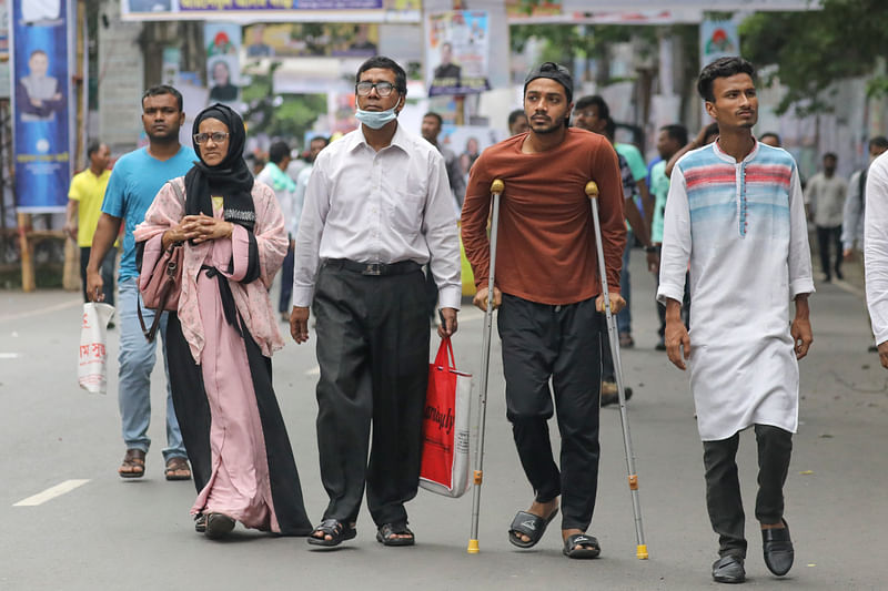 চট্টগ্রাম নগর যুবলীগের সম্মেলনের কারণে সোমবার সড়ক বন্ধ থাকায় সাধারণ মানুষের পাশাপাশি ভোগান্তিতে পড়তে হয় রোগীদের