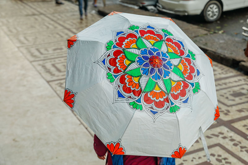 ছাতার ওপর করা যায় রঙিন নকশা