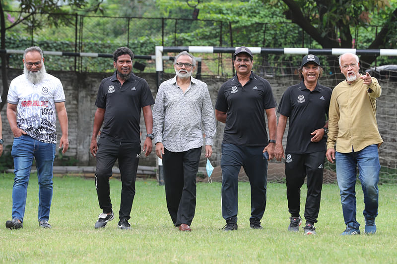 এক সময় মোহামেডানের জার্সিতে আলো ছড়িয়েছেন ইমতিয়াজ আহমেদ নকীব, ছাইদ হাসানর কানন, শফিকুল ইসলাম মানিক, ইমতিয়াজ সুলতান জনি, হাসানুজ্জামান বাবলু ও আলফাজ আহমেদ। এখন কাঁধে কাঁধ মিলিয়ে প্রিয় ক্লাবটাকে সামনে এগিয়ে নিয়ে যাওয়ার মিশনে নেমেছেন তাঁরা। মোহামেডান ক্লাবের ছোট্ট মাঠটিতে ক্যামেরায় ধরা পড়লেন তাঁরা