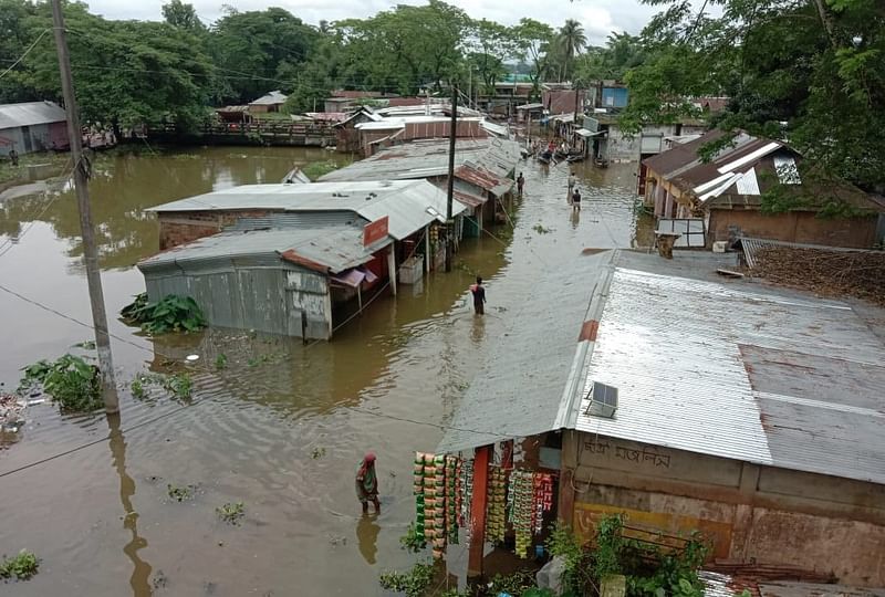 হাকালুকি হাওরের পানি বাড়ায় তলিয়ে যাওয়া কাননগো বাজার। বুধবার দুপুরে মৌলভীবাজারের বড়লেখা উপজেলার তালিমপুর ইউনিয়নে