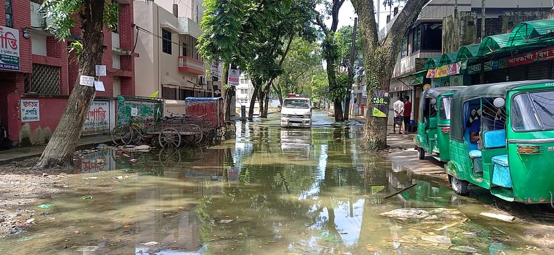 সিলেট নগরের শাহজালাল উপশহর এলাকার ডি ব্লকের সড়কে বন্যার পানি। আজ রোববার সকালে