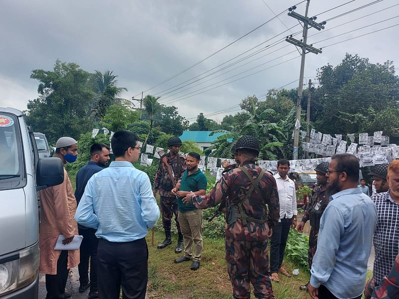 ২৭ নম্বর ওয়ার্ডের ধনাইতরী সরকারি প্রাথমিক বিদ্যালয় কেন্দ্রের সামনে থেকে যুবককে আটক করা হয়েছে