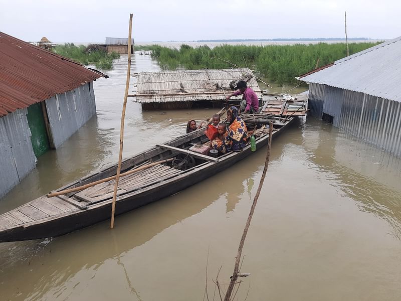 কুড়িগ্রামে বন্যা পরিস্থিতির অবনতি হওয়ায় সবচেয়ে বেশি দুর্ভোগে পড়েছে নিম্নাঞ্চল ও নদ-নদীর অববাহিকায় বসবাসকারী চরাঞ্চলের মানুষ