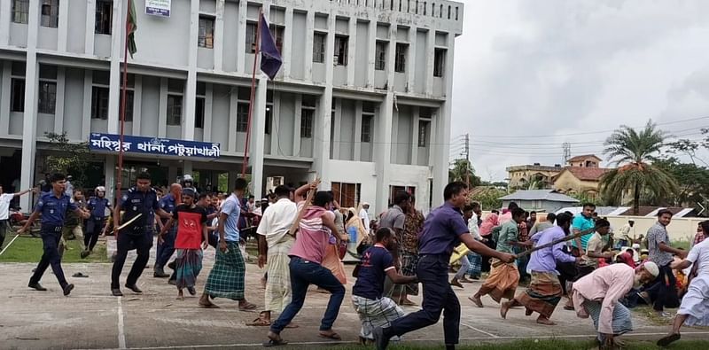 পটুয়াখালীর মহিপুর থানা চত্বরে অবস্থান নেওয়া মানুষজনকে ছত্রভঙ্গ করতে পুলিশ লাঠিপেটা করে। আজ বিকেলে