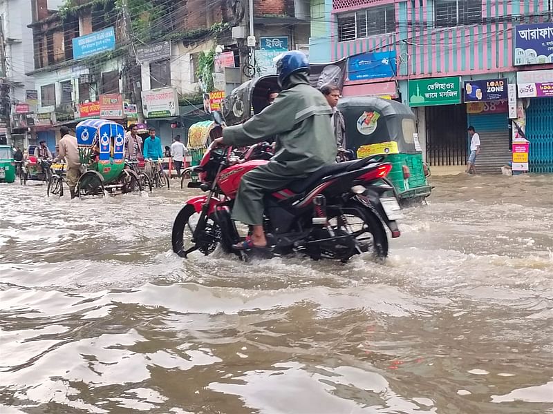 ভারী বৃষ্টি আর পাহাড়ি ঢলে আবারও সিলেটের বিভিন্ন এলাকা প্লাবিত। শহরে ঢুকে পড়েছে সুরমা নদীর পানি। ছবিটি আজ সকাল ১০টার দিকে নগরের তালতলা এলাকা থেকে তোলা