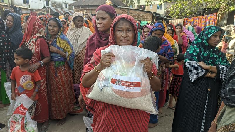 প্রথম আলো ট্রাস্টের ব্যবস্থাপনায় ও আইডিএলসি ফাইন্যান্স লিমিটেডের সহায়তায় ত্রাণসামগ্রী বিতরণ করা হয়। বুধবার বিকেলে সিলেটে কাজিরবাজার তোপখানা বেকারি মাঠ প্রাঙ্গণে