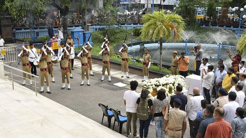 লকাতার রবীন্দ্রসদনে তাঁকে শেষশ্রদ্ধা জানানোর জন্য মরদেহ রাখা হয়