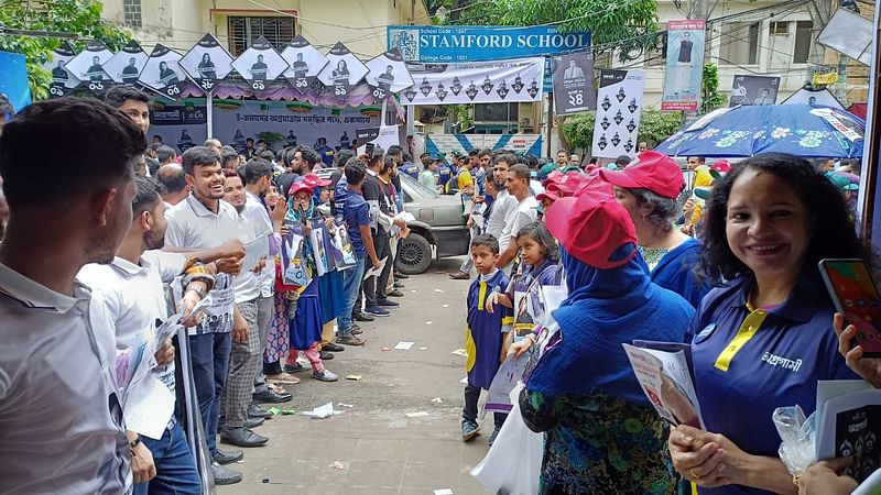 ভোটকেন্দ্রের সামনে সমর্থকদের প্রচারণা।