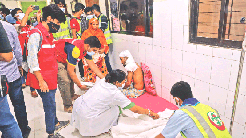 রোগীদের সেবায় নিরলস কাজ করে যাচ্ছেন নার্স ও স্বেচ্ছাসেবীরা।