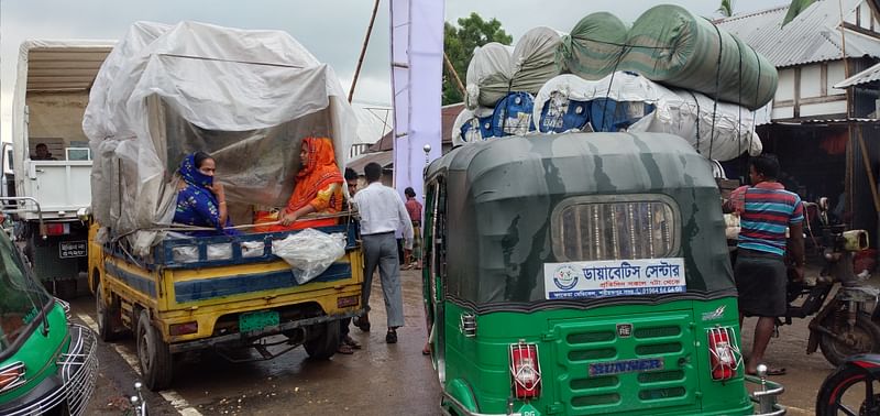 দুই ফেরির সংঘর্ষের পর শরীয়তপুরের জাজিরা ঘাটে যানজট। আজ সকালে