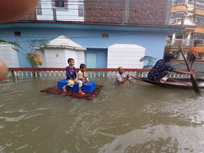 শহরের অনেক স্থানে এখনো বুকসমান পানি। নৌকা, খাটের পাটাতন যে যেভাবে পারেন পানিতে ভেসে এক জায়গা থেকে অন্য জায়গায় যাচ্ছেন। আজ সুনামগঞ্জ শহরে