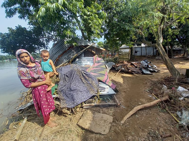 সুনামগঞ্জে বন্যায় ভেঙে যাওয়া নিজের ঘরের সামনে শান্তনা বেগম। জেলার বিশ্বম্ভরপুর উপজেলার মনিপুরী হাটি গ্রামে