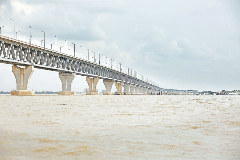 যানবাহন চলাচলের জন্য প্রস্তুত পদ্মা সেতু। ২৫ জুন থেকে ফেরিতে পার হওয়ার অপেক্ষায় থাকতে হবে না, পদ্মার বুকে নির্মিত এই সেতু দিয়ে ছুটে চলবে যানবাহন। দুই থেকে আড়াই ঘণ্টার পথ পার হওয়া যাবে মাত্র ছয় মিনিটে