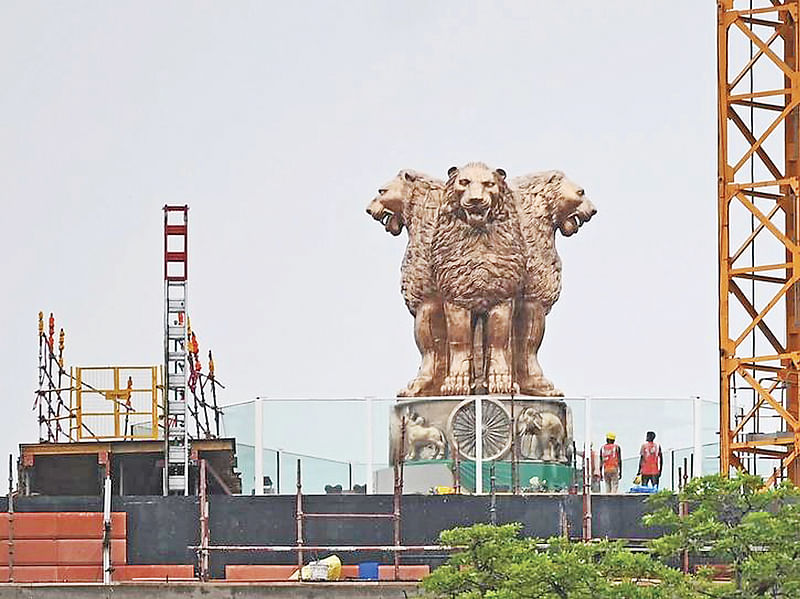 ভারতের নতুন পার্লামেন্ট ভবনে বসানো জাতীয় প্রতীক অশোকস্তম্ভের সিংহের অবয়ব পাল্টে দিয়েছে বিজেপি সরকার। মূল অশোকস্তম্ভের সিংহ শান্ত। বদলে দেওয়া সিংহ ভয়ংকর–আক্রমণাত্মক