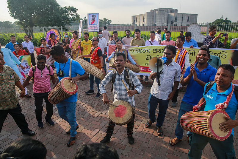 ভারতের ক্ষুদ্র জাতিগোষ্ঠী থেকে প্রথম নির্বাচিত রাষ্ট্রপতি দ্রৌপদী মুর্মুকে অভিনন্দন ও শুভেচ্ছা জানিয়েছেন বাংলাদেশের ক্ষুদ্র জাতিগোষ্ঠীর মানুষেরা। এ উপলক্ষে জাতীয় সংসদ ভবনের দক্ষিণ প্লাজার সামনে আনন্দ সমাবেশ ও শোভাযাত্রার আয়োজন করা হয়। মানিক মিয়া অ্যাভিনিউ, ঢাকা, ২২ জুলাই