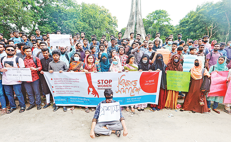 বিশ্ববিদ্যালয় শিক্ষার্থীর যৌন নিপীড়নের প্রতিবাদে বিক্ষোভ সমাবেশ করেন চট্টগ্রাম বিশ্ববিদ্যালয়ের সাধারণ শিক্ষার্থী ও শিক্ষকেরা।