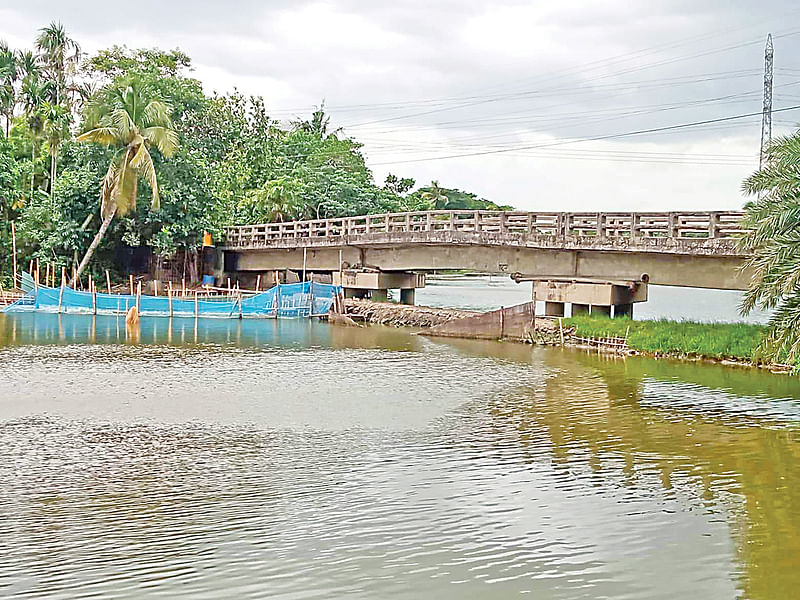 হোজির নদে আড়াআড়ি বাঁধ দিয়ে মাছ চাষ করছেন স্থানীয় প্রভাবশালী ব্যক্তিরা। গত বুধবার বাগেরহাট সদর উপজেলার খেগড়াঘাট এলাকায়