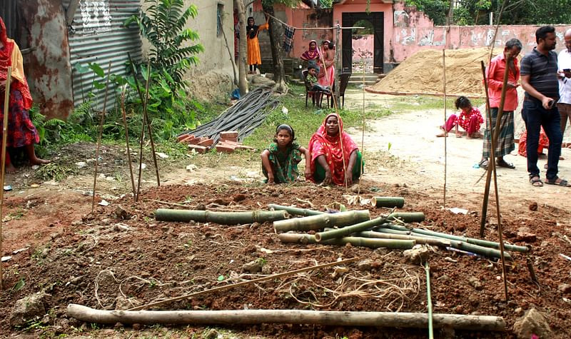 সড়ক দুর্ঘটনায় একসঙ্গে পরিবারের তিনজনকে হারিয়ে কবরের পাশে বসে আছেন নিহত জাহাঙ্গীর আলমের মা সুফিয়া বেগম। আজ সকালে ময়মনসিংহের ত্রিশাল উপজেলার রায়মনি গ্রামে।