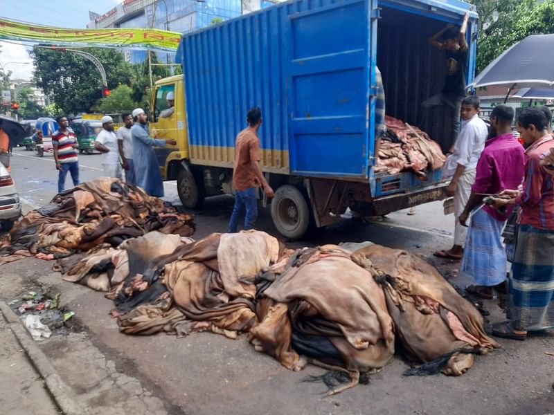 কোরবানির গরুর চামড়া ক্রয় করে রাস্তায় স্তুপ করে রেখেছেন ব্যবসায়ীরে। আজ রোববার বিকেলে রাজধানীর সায়েন্স ল্যাবে