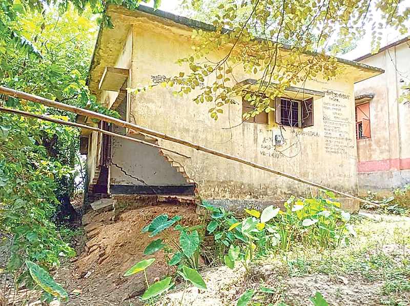 ব্রাহ্মণবাড়িয়ার নাসিরনগর উপজেলার কালিউতা কমিউনিটি ক্লিনিক ঝুঁকিপূর্ণ হয়ে পরিত্যক্ত অবস্থায় রয়েছে। এর মধ্যেই চলছে স্বাস্থ্যসেবার কাজ