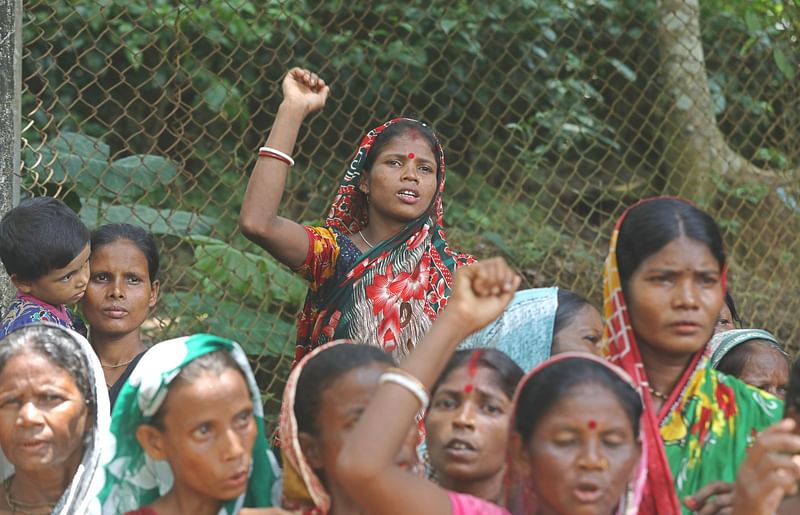 আজ সকালে সিলেট বিমানবন্দর সড়কের লাক্কাতুরা চা-বাগানে শ্রমিকদের বিক্ষোভ করতে দেখা গেছে