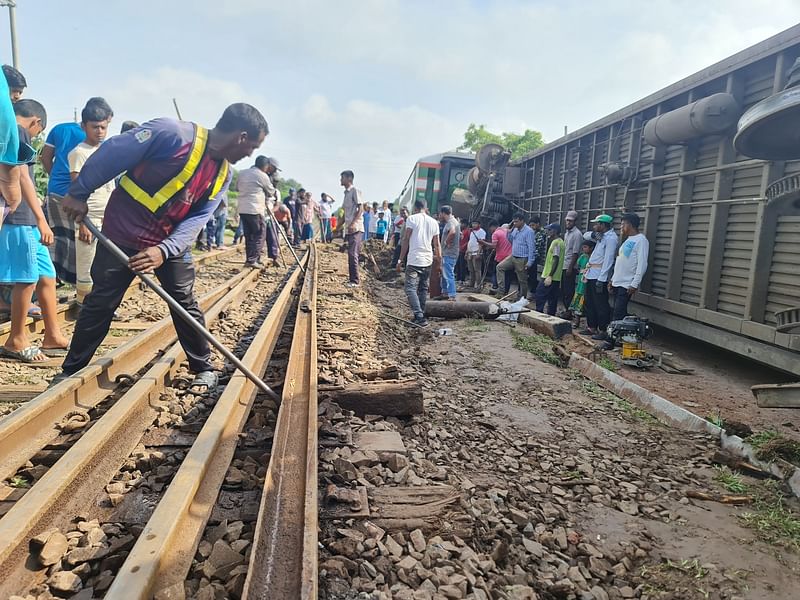 ঢাকা থেকে পঞ্চগড়গামী দ্রুতযান এক্সপ্রেস ট্রেন গাজীপুরের ধীরাশ্রম এলাকায় লাইনচ্যুত হয়। উদ্ধারকাজ শেষে ১১ ঘণ্টা পর ট্রেন চলাচল স্বাভাবিক হয়