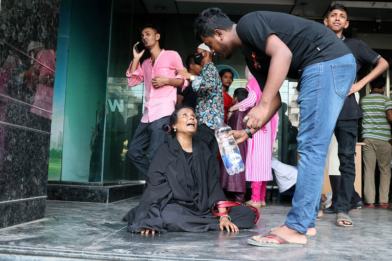 প্রাইভেট কারে ফ্লাইওভারের গার্ডার পড়ে নিহত ব্যক্তিদের এক স্বজনের আহাজারি। সোমবার বিকেলে, ঢাকার উত্তরায়