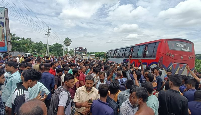 বাসচাপায় ভ্যানের দুই যাত্রী নিহত হওয়ার পর বিক্ষুব্ধ লোকজন বরিশাল-ঢাকা মহাসড়ক এলাকা অবরোধ করেন। আজ দুপুরে রহমতপুর সেতুর ঢাল এলাকায়