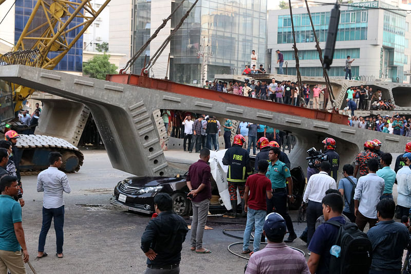 বৌভাতের অনুষ্ঠান শেষ করে ফিরছিলেন বাসায়। পথে নির্মাণাধীন ফ্লাইওভারের গার্ডার প্রাইভেট কারের ওপর পড়ে নিহত হয়েছেন পাঁচজন। আজ সোমবার বিকেলে, ঢাকার উত্তরায়