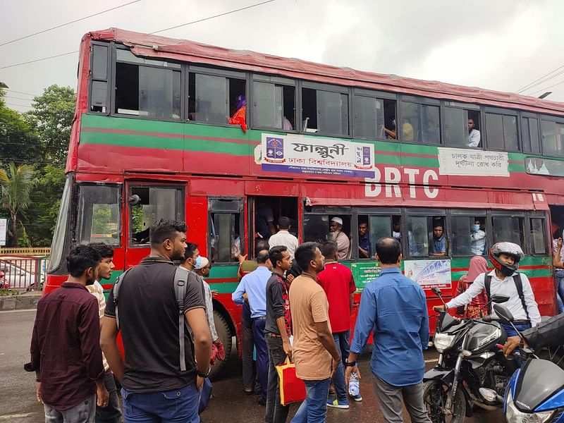 দীর্ঘ অপেক্ষার এল বিআরটিসির একটি বাস। টেকনিক্যাল মোড়, ঢাকা, ৬ আগস্ট