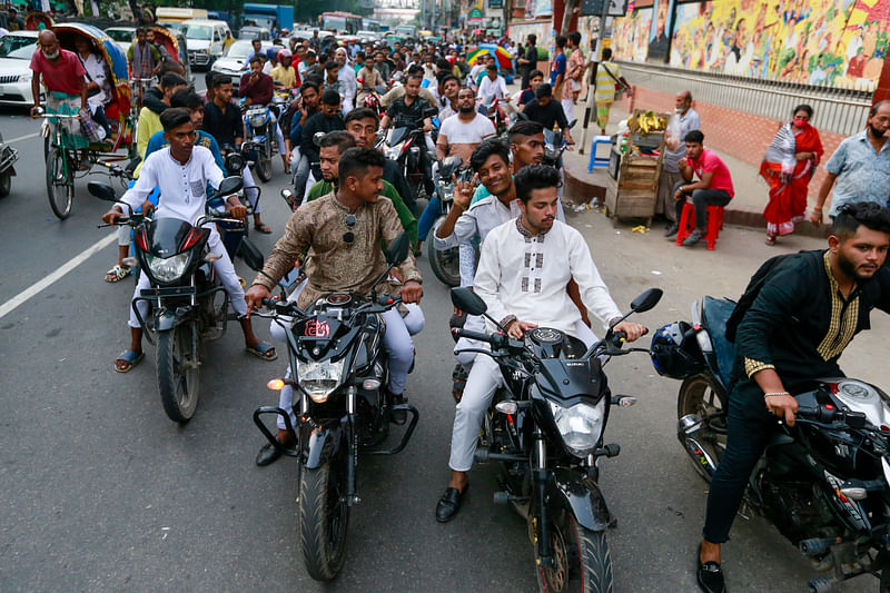 বেশির ভাগ মোটরসাইকেলে চালকসহ আরোহী ছিলেন তিনজন। তাঁদের প্রায় কারও মাথায় হেলমেট ছিল না