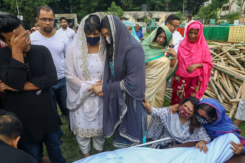 মাহবুব তালুকদারকে দাফনের সময় তাঁর স্বজনদের কান্নায় ভারী হয়ে ওঠে শহীদ বুদ্ধিজীবী কবরস্থানের পরিবেশ