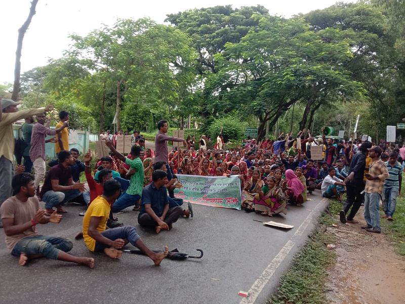 মজুরি বৃদ্ধির দাবিতে মৌলভীবাজার-বড়লেখা আঞ্চলিক মহাসড়ক অবরোধ করে চা-শ্রমিকদের বিক্ষোভ। লুয়াইউনি-হলিছড়া চা-বাগানের সামনে, কুলাউড়া, মৌলভীবাজার