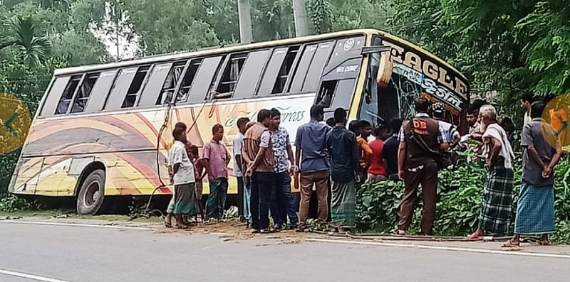 কুষ্টিয়া থেকে ছেড়ে আসা বাসে যাত্রীবেশে ওঠে একদল ডাকাত। ডাকাতির পর রাস্তার পাশে বাসটি ফেলে রেখে চলে যায় তারা। টাঙ্গাইলের মধুপুরের রক্তিপাড়ায়