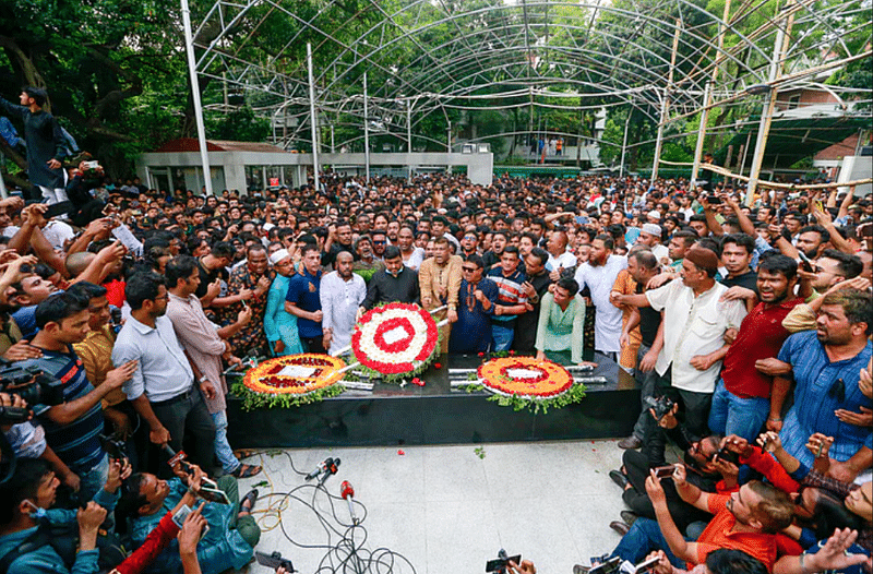 কারামুক্ত হয়ে ধানমন্ডি ৩২ নম্বরে যাওয়ার সময় অনেক মোটরসাইকেলসহ তাঁর বিরাট ‘শোভাযাত্রা’-এর ফলে ছুটির দিনেও ঢাকার বড় একটি এলাকায় বেশ যানজট লেগে যায়