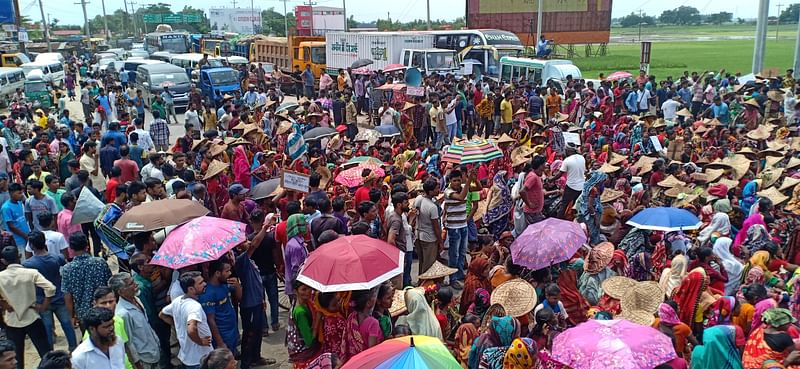 দৈনিক মজুরি ১৪৫ টাকা করার সিদ্ধান্ত প্রত্যাখ্যান করে হবিগঞ্জের মাধবপুরে ঢাকা-সিলেট মহাসড়ক অবরোধ করেন চা–শ্রমিকেরা। এতে মহাসড়কের দুই প্রান্তে হাজারো যানবাহন আটকা পড়ে। রোববার জগদীশপুর মুক্তিযোদ্ধা চত্বর এলাকায়