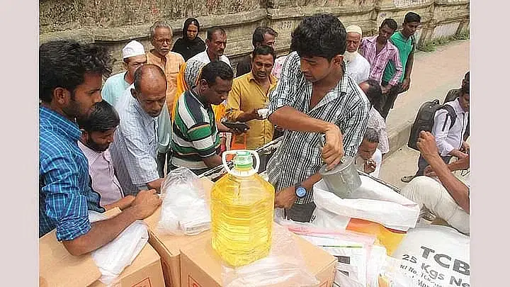 টিসিবি ট্রাক থেকে নিত্যপণ্য কিনছেন নিম্ন আয়ের মানুষ