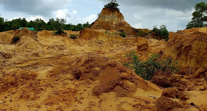 কক্সবাজার সদর উপজেলার পিএমখালীতে চলছে সরকারি পাহাড় নিধন। ছবি গতকাল শুক্রবার দুপুরে তোলা